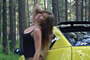 Милая брюнеточка в лесу